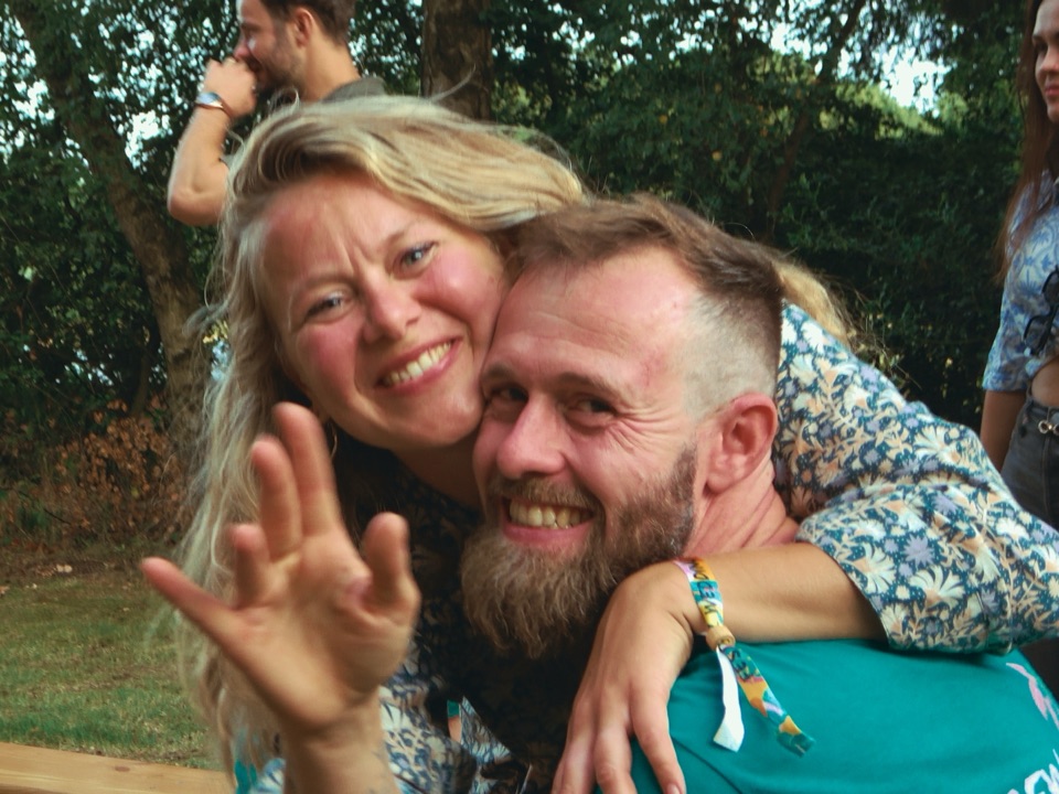 Fleur en haar partner zwaaien naar de camera, still uit hun POV-trouwfilm
