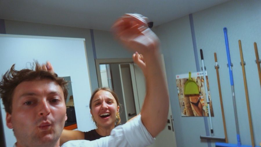 Twee gasten zwaaien en praten in de camera, still uit een POV-trouwfilm