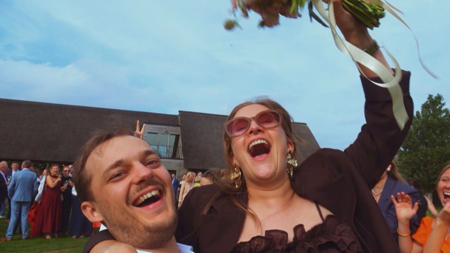 Gasten juichen bij de boeketworp