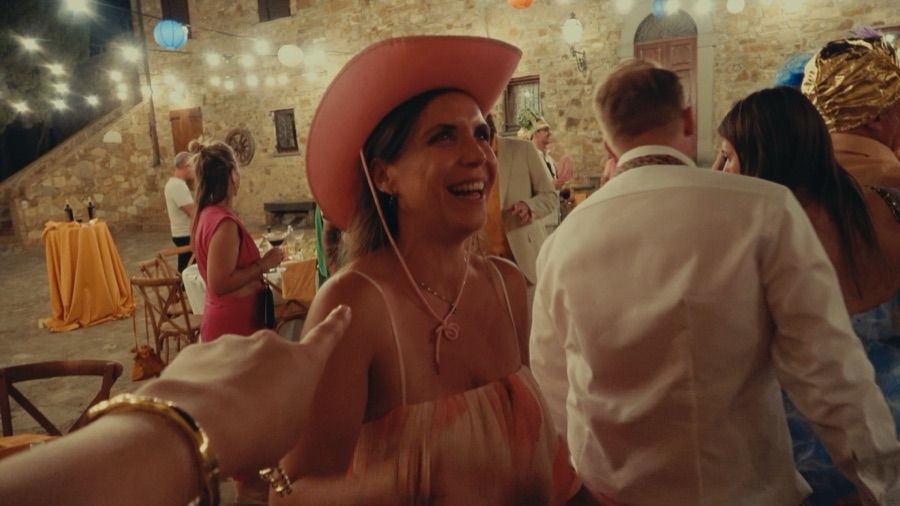 Gast met roze cowboyhoed op de bruiloft, gefilmd met de POV camcorder