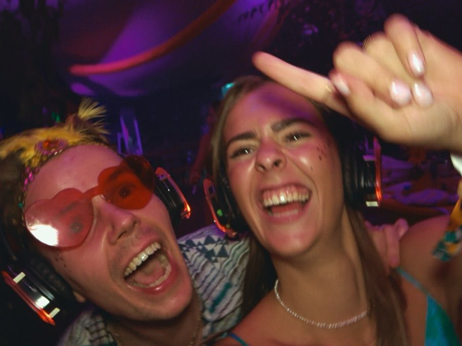 Gasten met koptelefoons op een silent disco